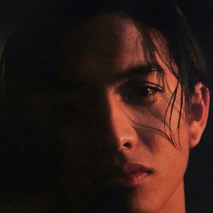 忧郁深沉的男生个性微信头像