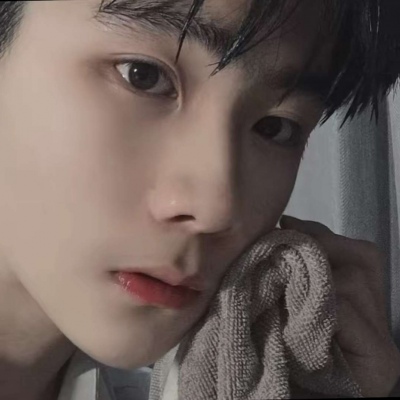 气质绝尘的干净男生帅气微信头像