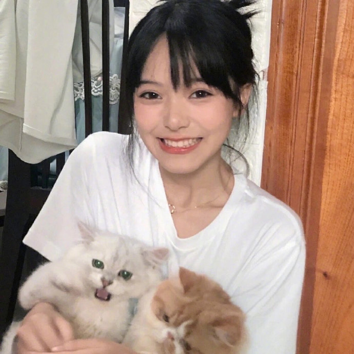 逗猫的可爱女生微信头像