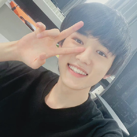 宋亚轩帅气微信头像