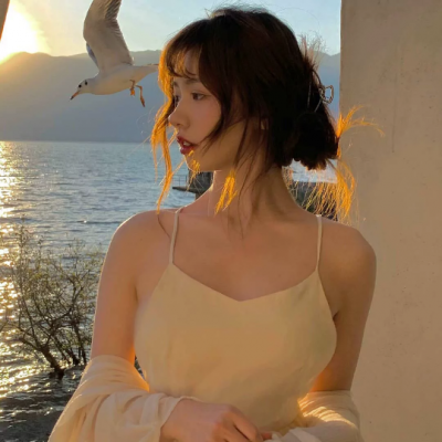 干净高级有质感的女生微信头像