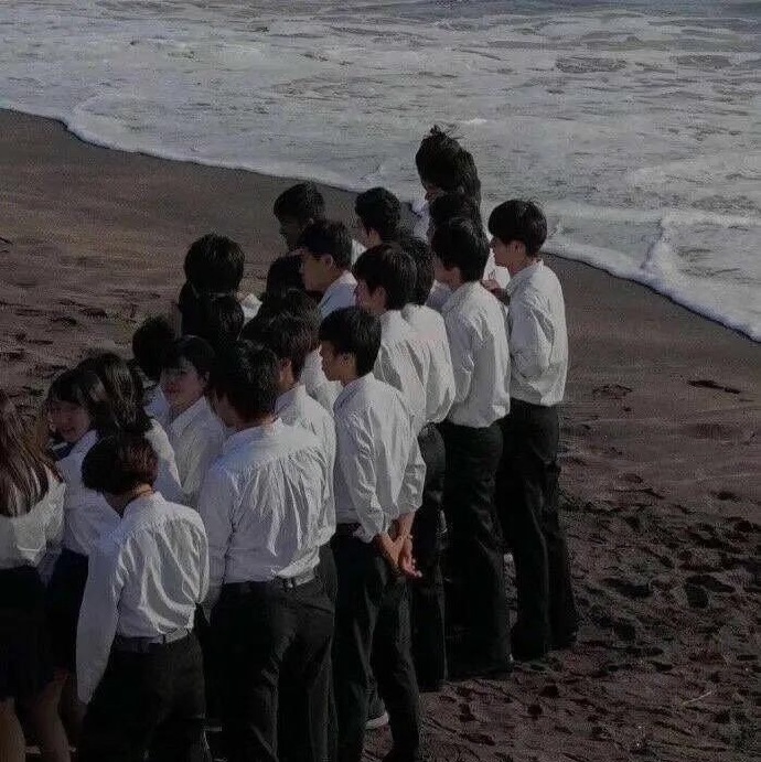 黑色系有艺术风的微信朋友圈背景图