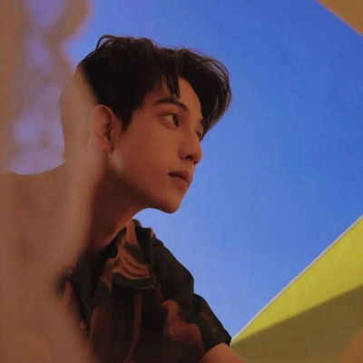 气质绝尘的干净男生帅气微信头像