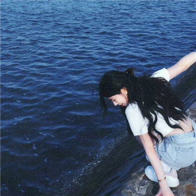 看起来自由的氛围感女生头像