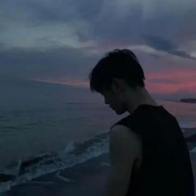 男生抑郁心情不好的伤感头像