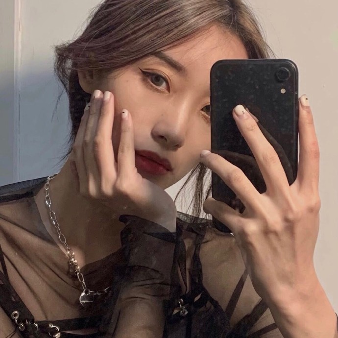 干练洒脱高冷女生微信头像