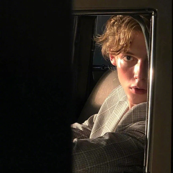 奇奇怪怪的男生微信头像