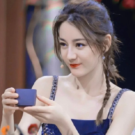 萌且性感的迪丽热巴微信头像