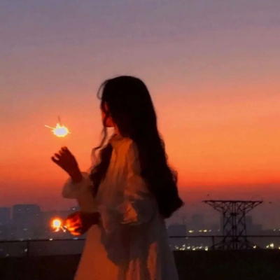 黄昏日落唯美女生微信头像