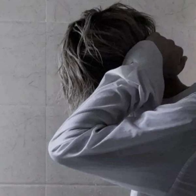 很火的丧系帅气侧脸男生头像