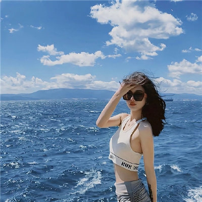 气质爆棚的精致女生头像