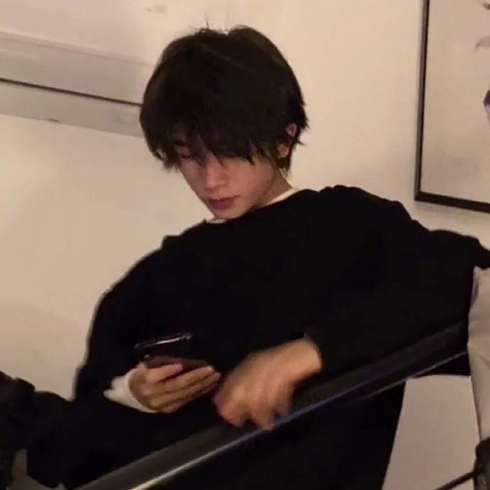 高冷的帅气男孩微信头像