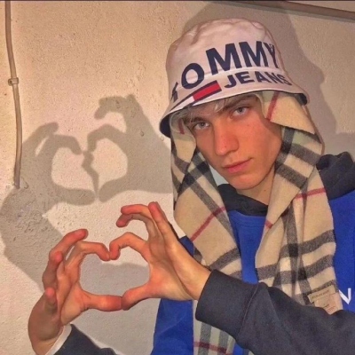 2021欧美帅气男生微信头像