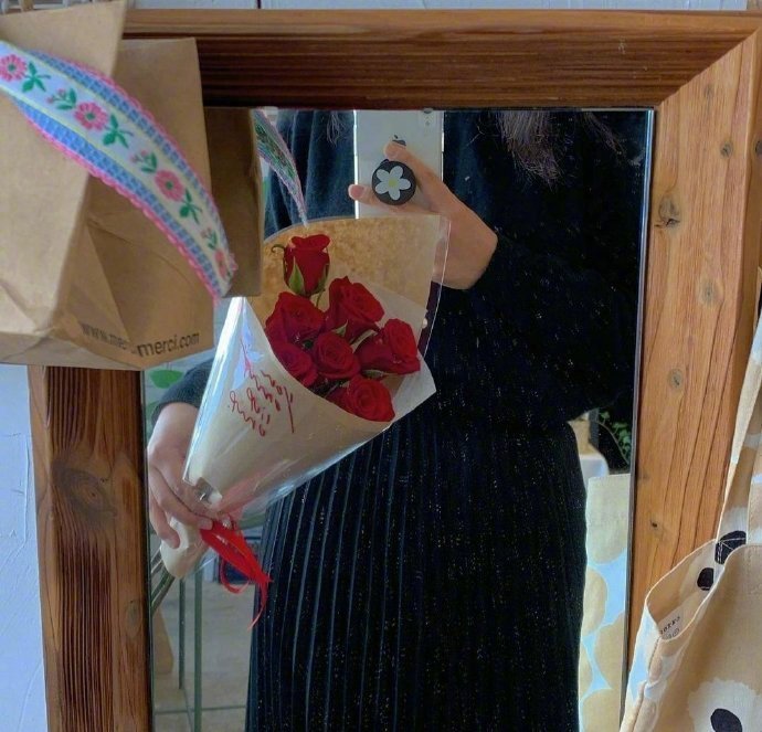 不露脸怀抱鲜花微信头像