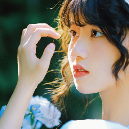 清纯且身材好女孩微信头像