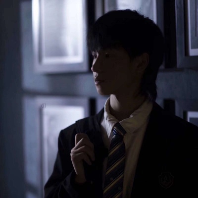 很火的丧系帅气侧脸男生头像