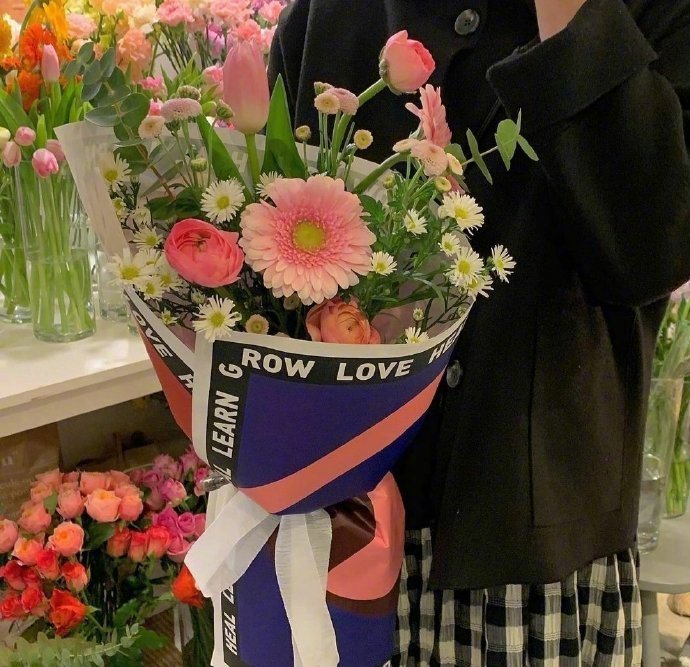 不露脸怀抱鲜花微信头像