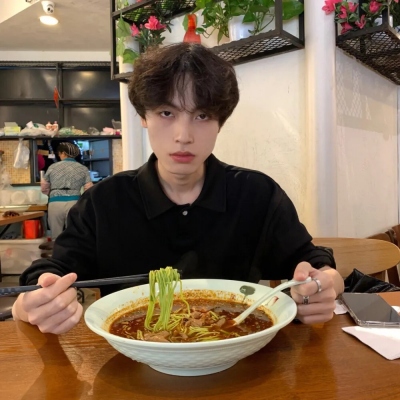 真人一人一张高颜值情侣微信头像