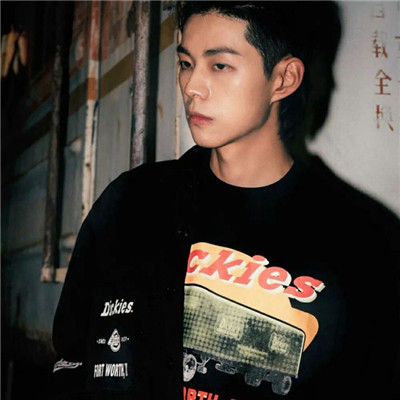 欧美霸气超拽冷酷男生微信头像