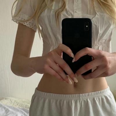 露脸的女生气质头像