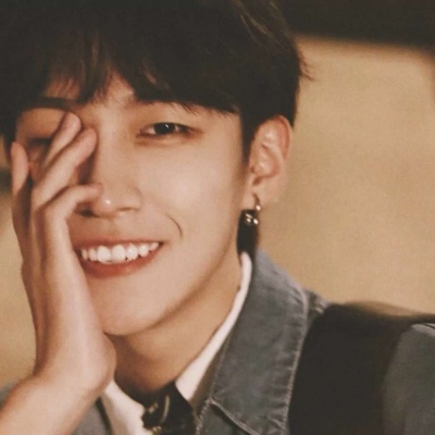 温文尔雅英姿飒爽的男生微信头像