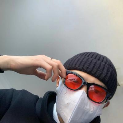 简约小众酷酷男生头像