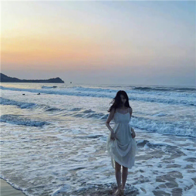 看起来自由的氛围感女生头像