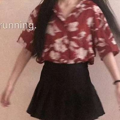 最新红色喜庆感跨年女生头像