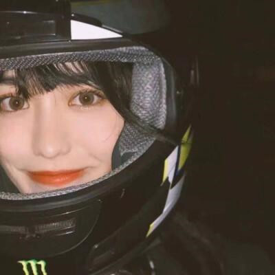 戴头盔的超美真人女生微信头像