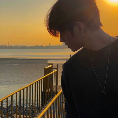 丧系忧郁颓废的男生微信头像