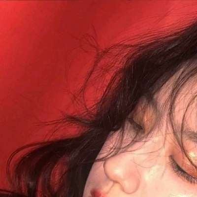 最新红色喜庆感跨年女生头像