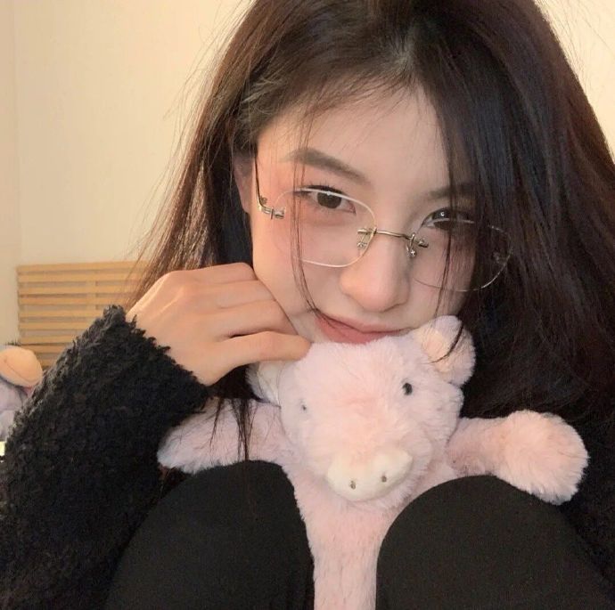 开朗笑容明媚的女生微信头像