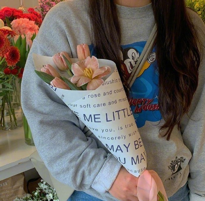 不露脸怀抱鲜花微信头像