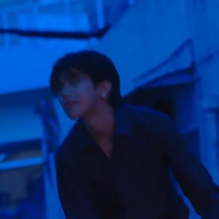 夜晚骑车帅气蔡徐坤写真微信头像