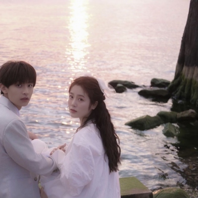 一左一右的夕阳下的情侣微信头像