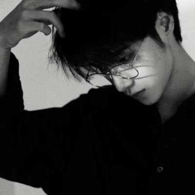 很火的丧系帅气侧脸男生头像