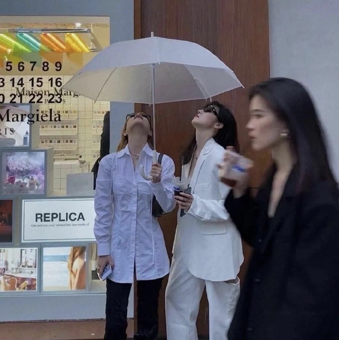 黑色系有艺术风的微信朋友圈背景图