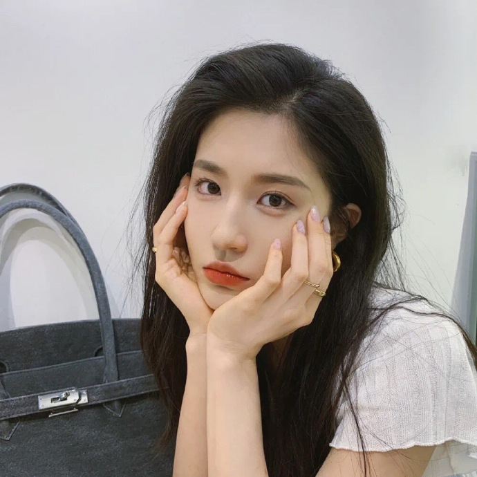 高冷的御姐范儿女生微信头像