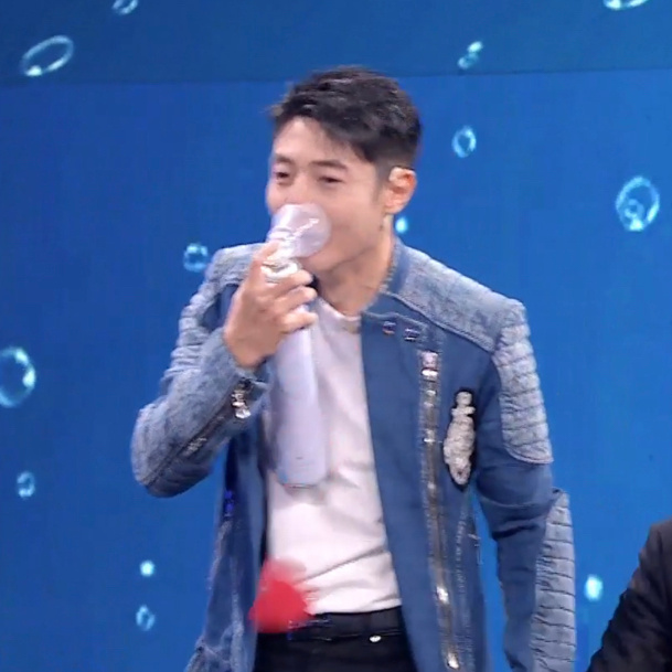 吸氧搞笑微信表情包