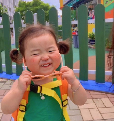 脸上肉嘟嘟的萌娃微信头像