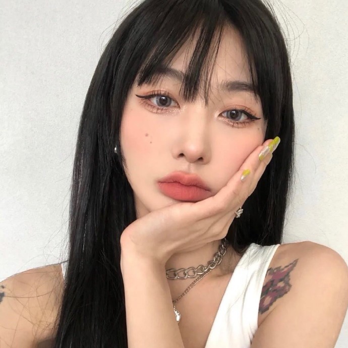 干练洒脱高冷女生微信头像