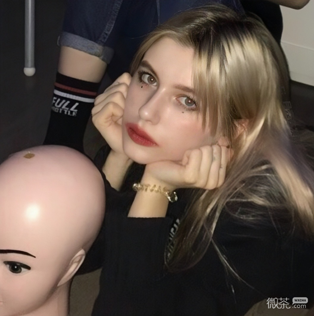 双手摸脸欧美女孩微信头像