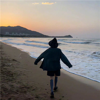 看起来自由的氛围感女生头像