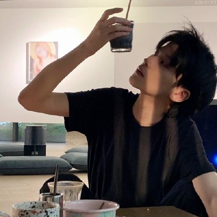 白净帅气男生微信头像