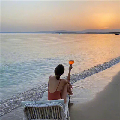 看起来自由的氛围感女生头像