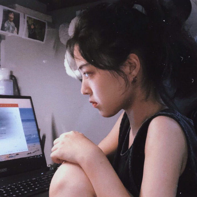 超拽的复古风高冷女生微信头像