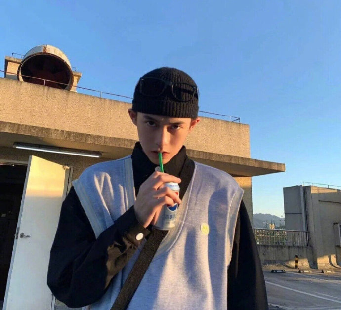 奇奇怪怪的男生微信头像