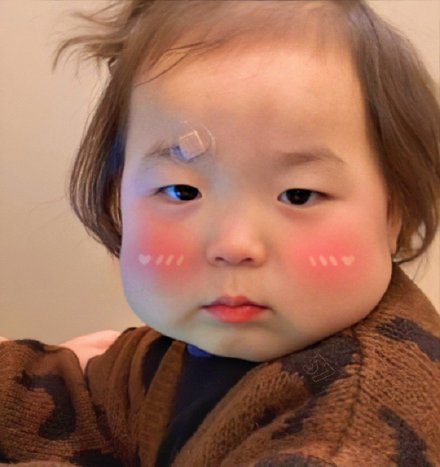 脸上肉嘟嘟的萌娃微信头像
