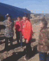 笑死人的大妈打架互踢动态微信表情包