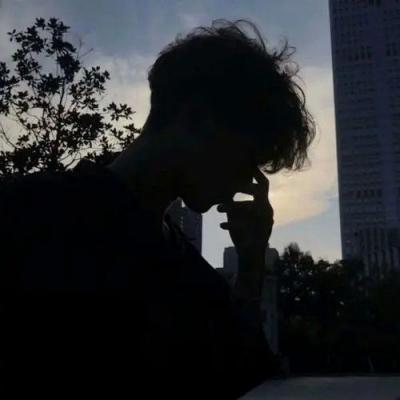 男生抑郁心情不好的伤感头像